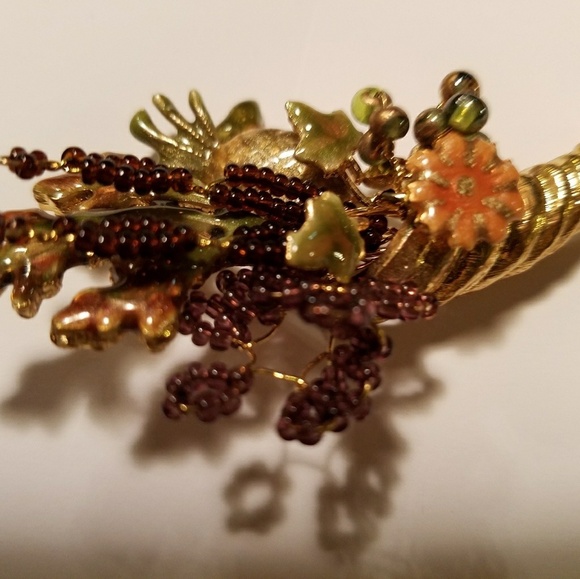 None Brooch Horn of Plenty Pin Thanksgiving Fall Green Peach Cornucopia - Picture 3 of 8